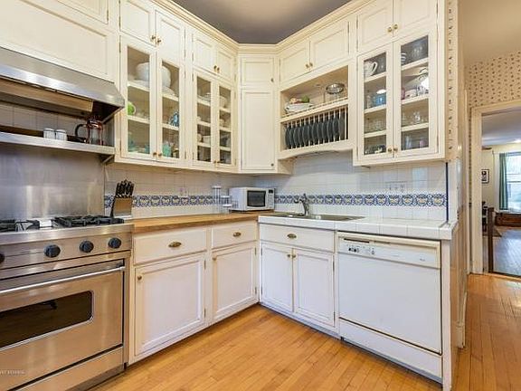 2nd image of 2821 N Burling St APT 1