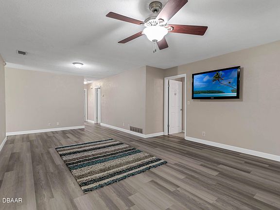3rd image of 715 Palm Circle Dr