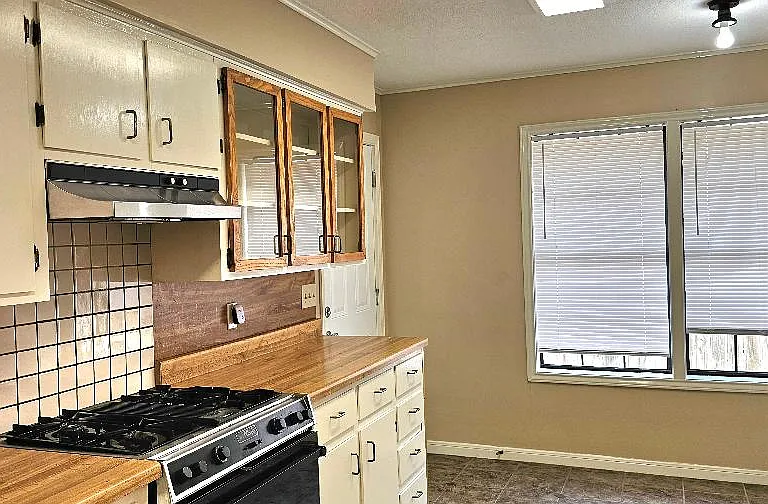 406 Canterbury Dr — Photo 5
