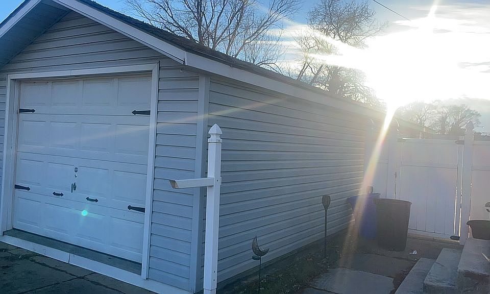 Detached garage. 14x44. 
