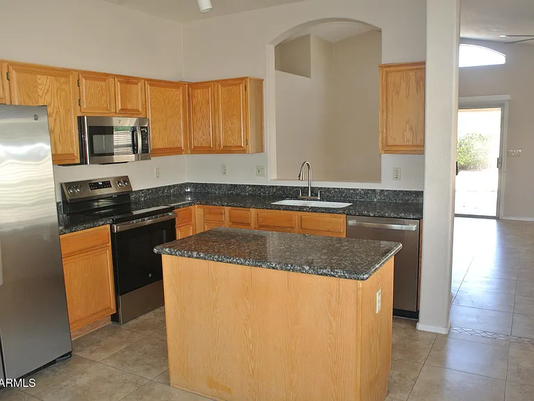 6814 W Louise Dr — Photo 7