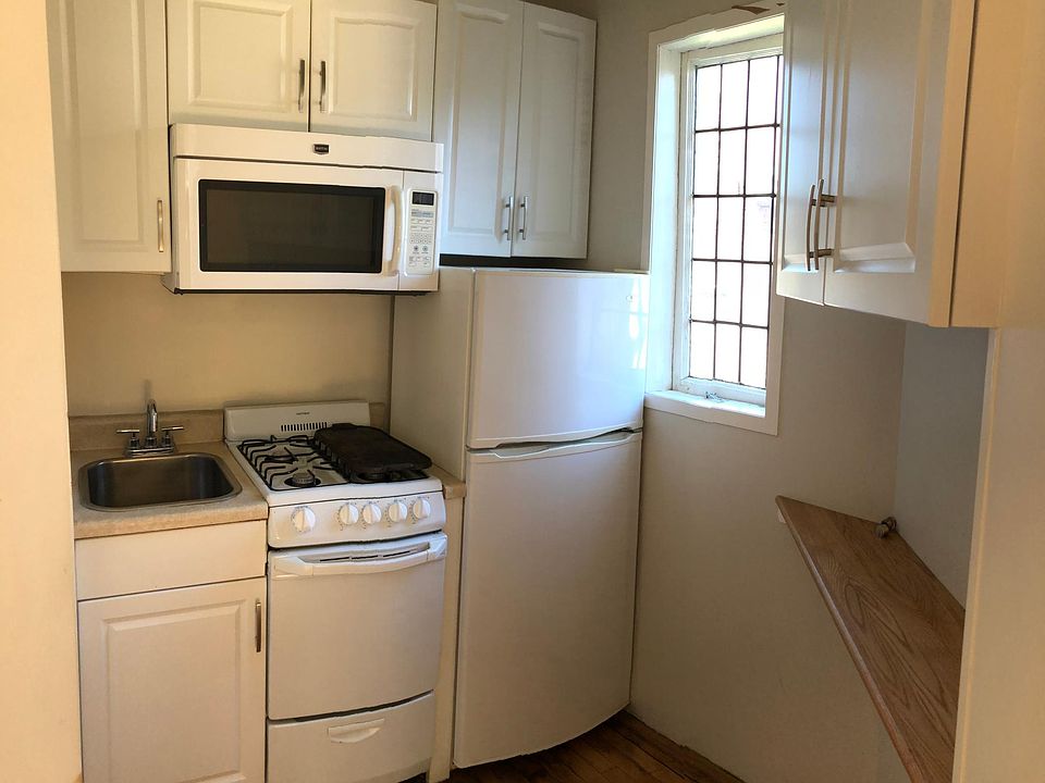 Kitchen, small but function very well