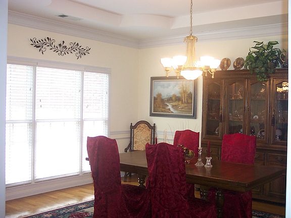 Formal Dining Rm w/ Hardwood Flrs