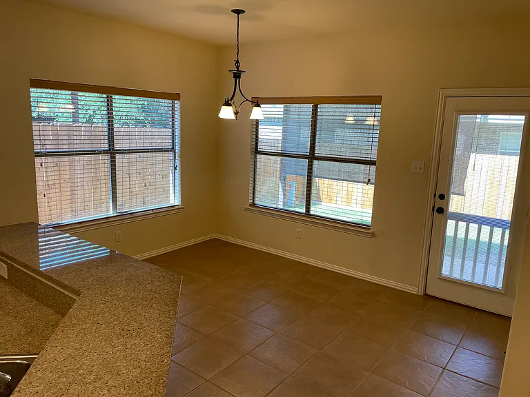 1414 Lauren Ln — Photo 3