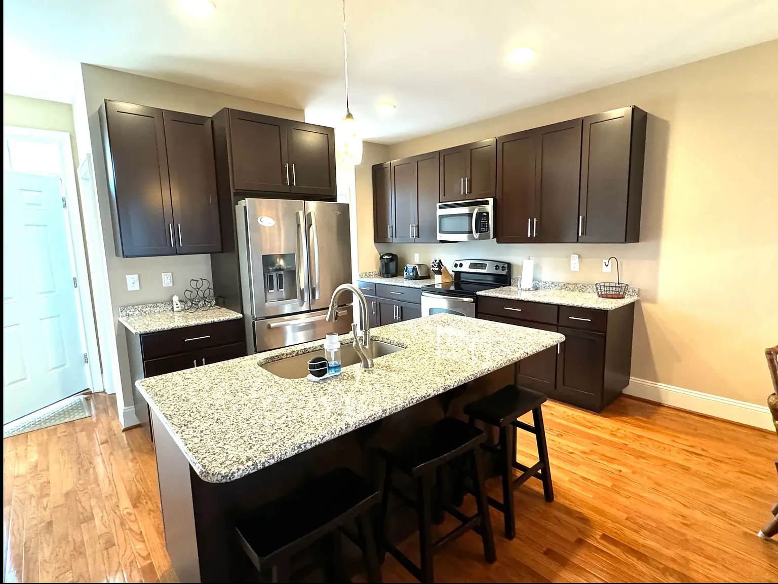 3 bed, 3.5 bath, 2048 sqft, $2,400 — Photo 2
