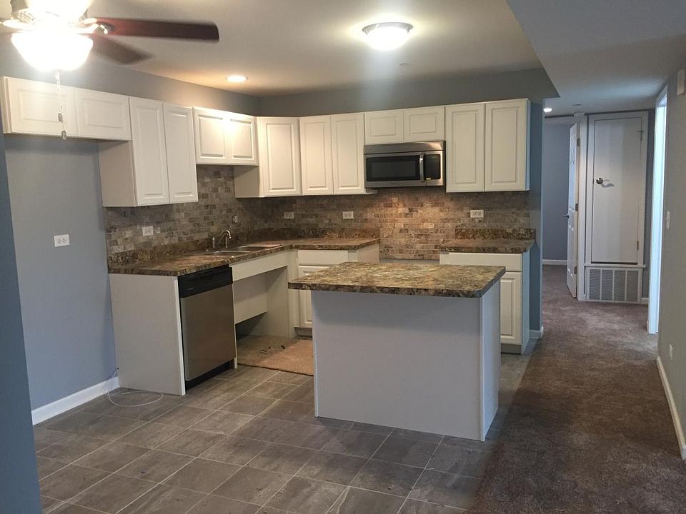 Kitchen w/island