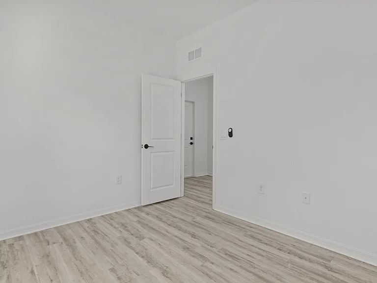 548 Knapp St — Photo 8