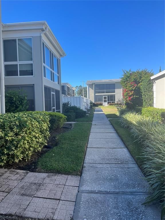 689 Lake Howard Dr NW APT 1E, Winter Haven, FL - View 2