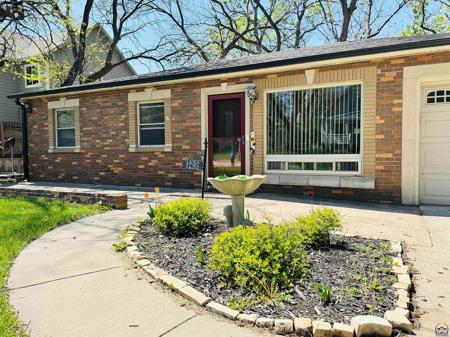 田*中様 house on the hill sweat brown house on the hill sweat brown Old abandoned small house on the