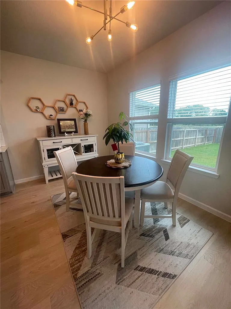 3 bed, 2.5 bath, 1700 sqft, $2,200 — Photo 4