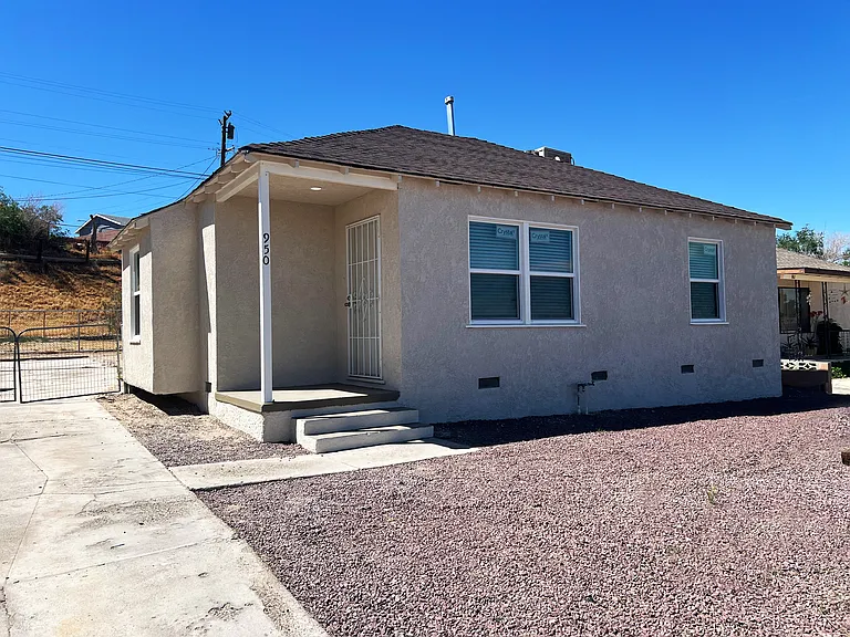 950 Flora St — Photo 3