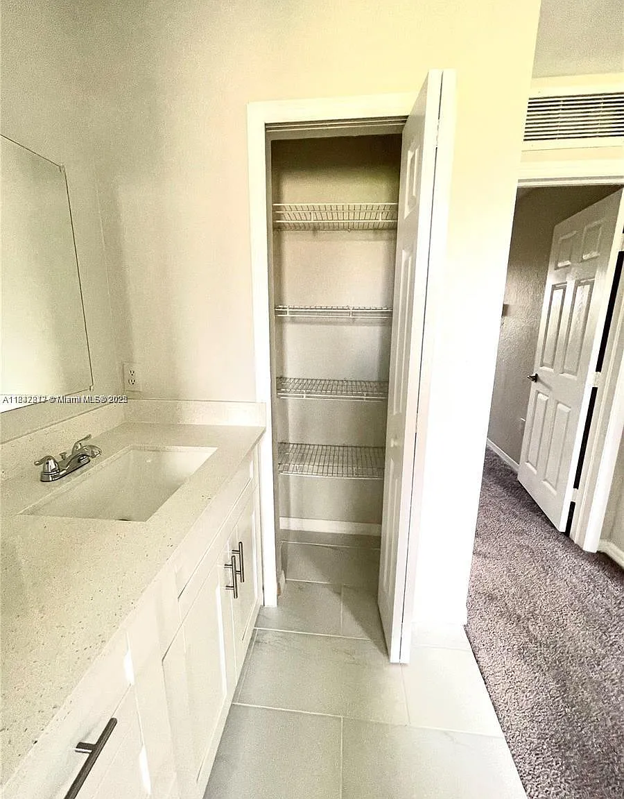 3 bed, 2.5 bath, 1417 sqft, $3,200 — Photo 4