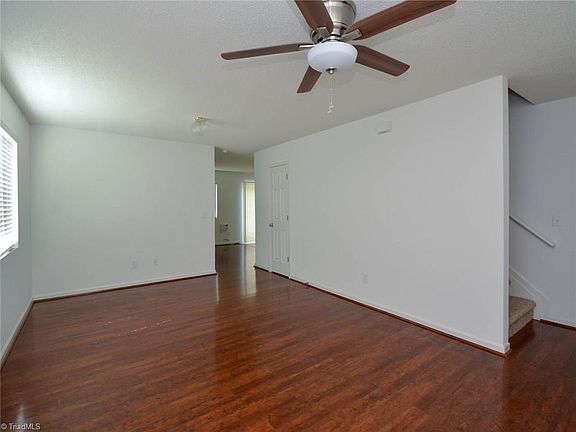 3rd image of 11 Loxwood Ct