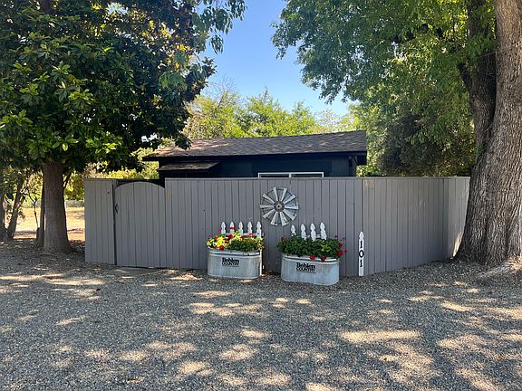 Enclosed private yard!