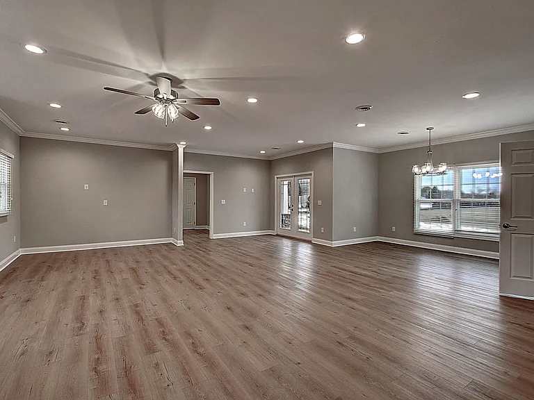 209 University Pkwy #10 — Photo 8