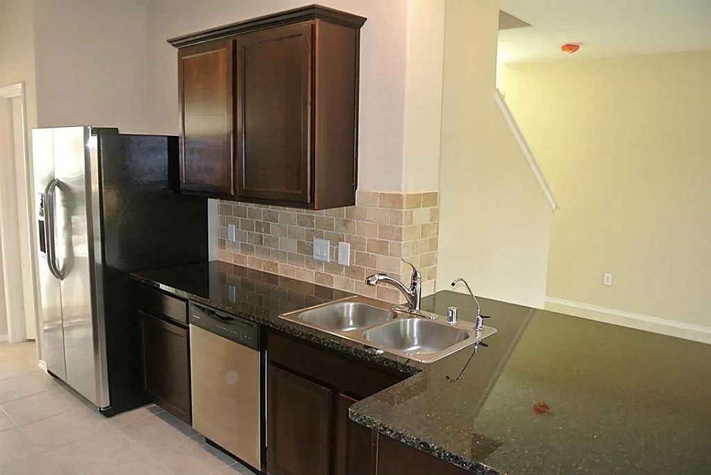 3 bed, 2.5 bath, 1559 sqft, $1,825 — Photo 3