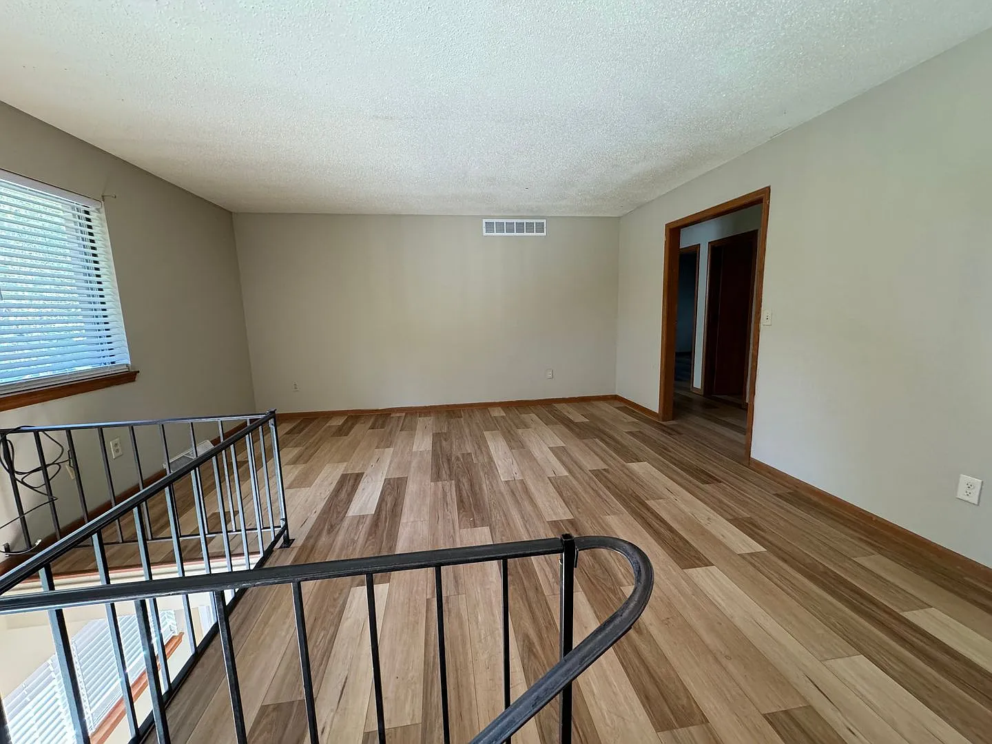 Spacious 3 Bedroom Split-Level Duplex — Photo 4