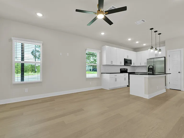 818 Empire St — Photo 6