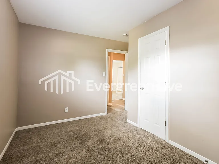 2422 Sharon Ave — Photo 8