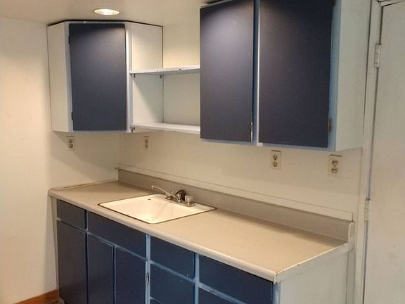3rd image of 423 Gladstone St