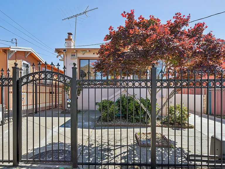2328 Bartlett St — Photo 25