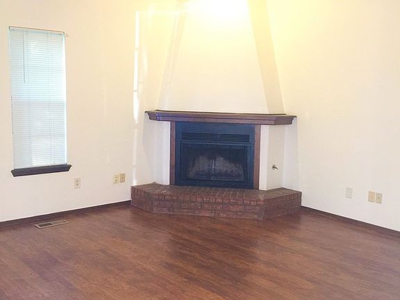 3rd image of 900-904 Aspen Ct