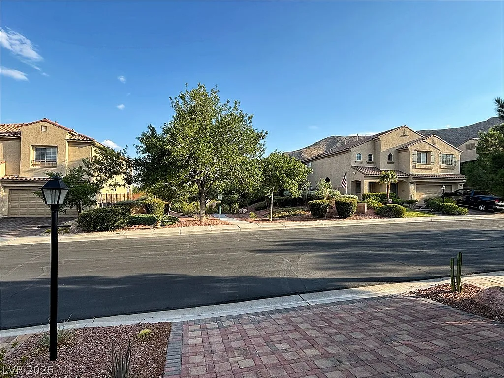 3 bed, 2.0 bath, 1852 sqft, $2,564 — Photo 3