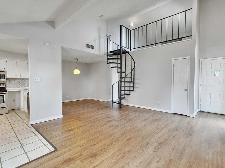 1714 Timber Ridge Dr — Photo 2