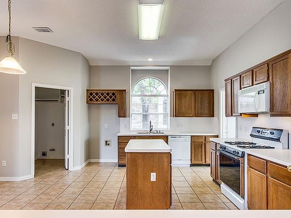 3rd image of 1661 Glenmore Dr