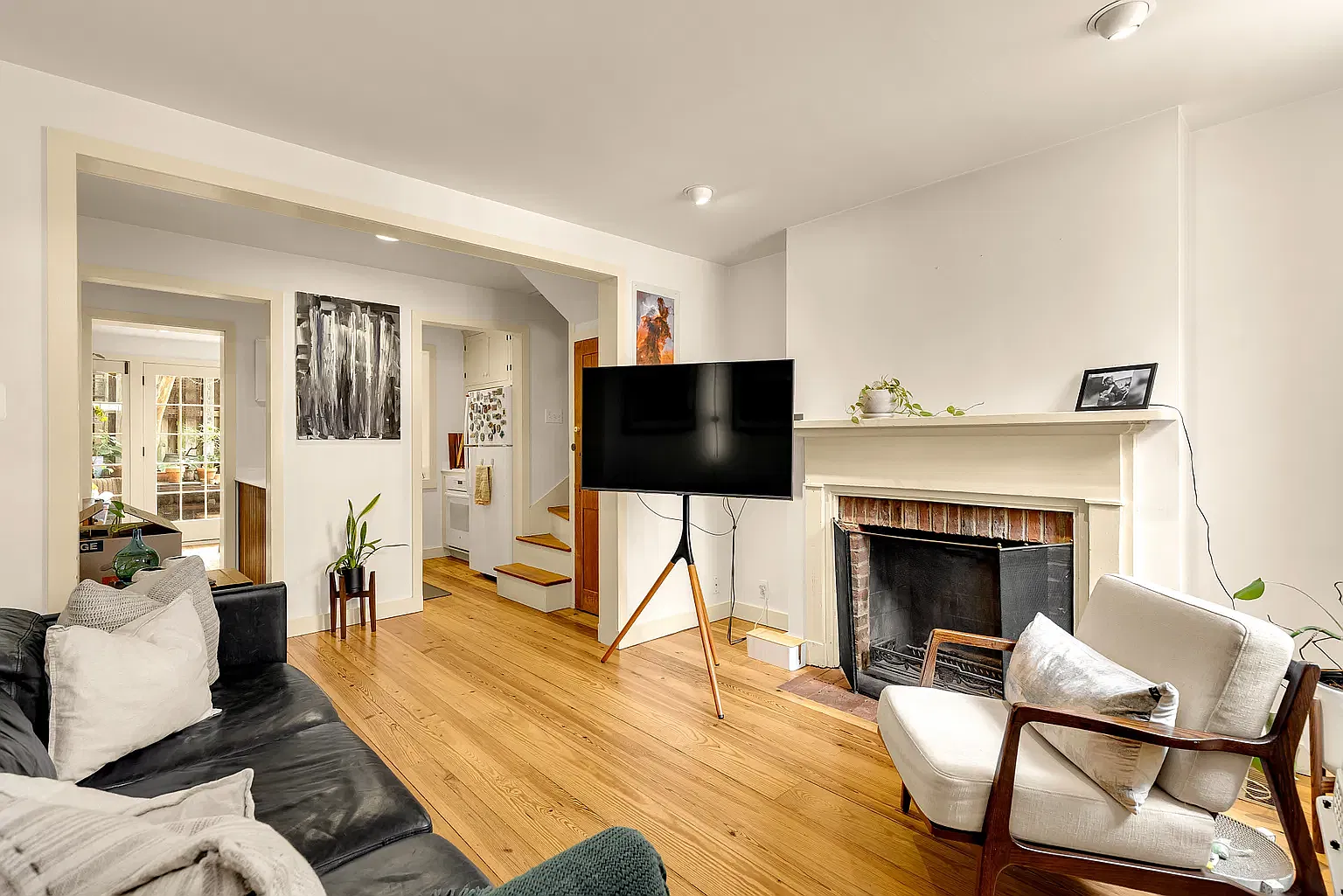 3 bed, 926 sqft, $2,350 — Photo 3
