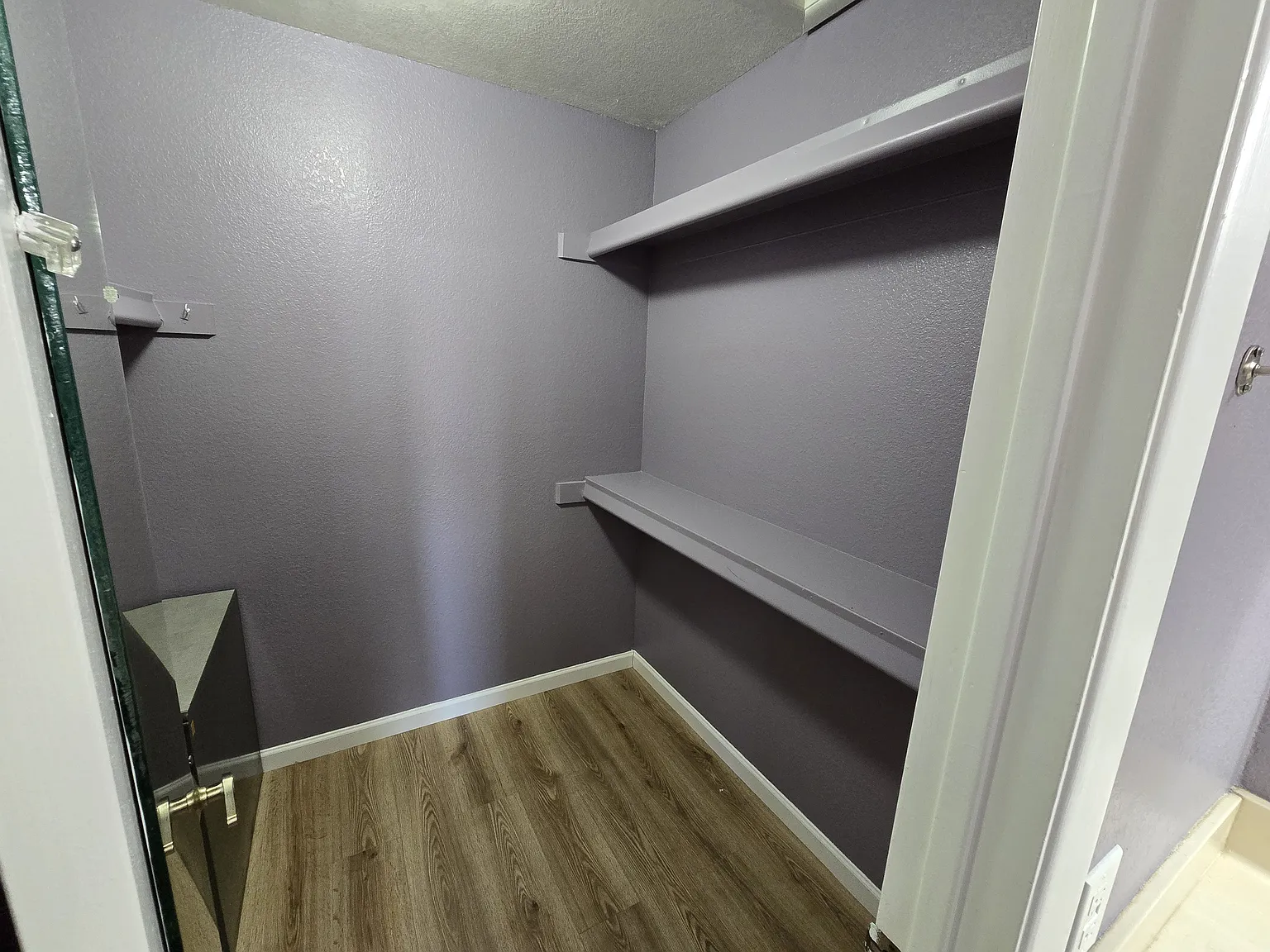 413 W Beverly Ln — Photo 2
