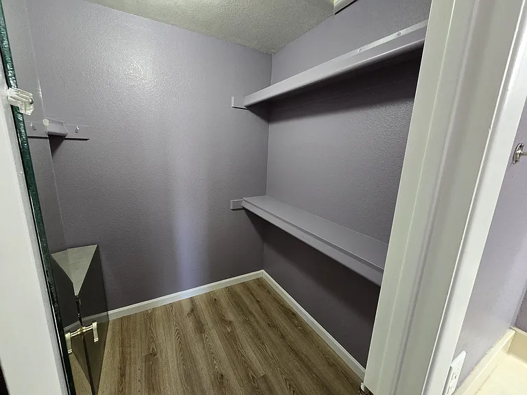 413 W Beverly Ln — Photo 2
