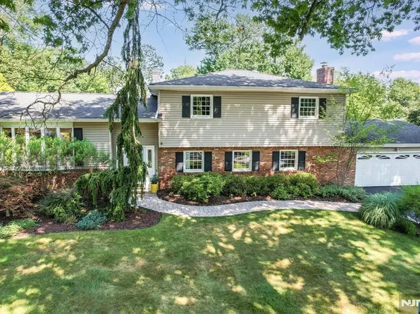 535 Richard Pl, Wyckoff, NJ 07481