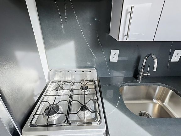 2nd image of 624 E 11th St #5DB