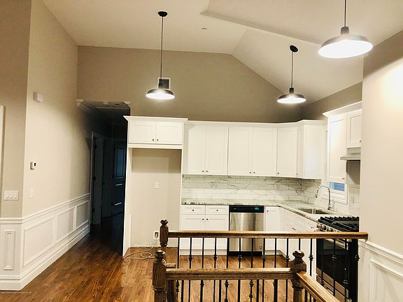 3rd image of 32 Dorothea Pl #2