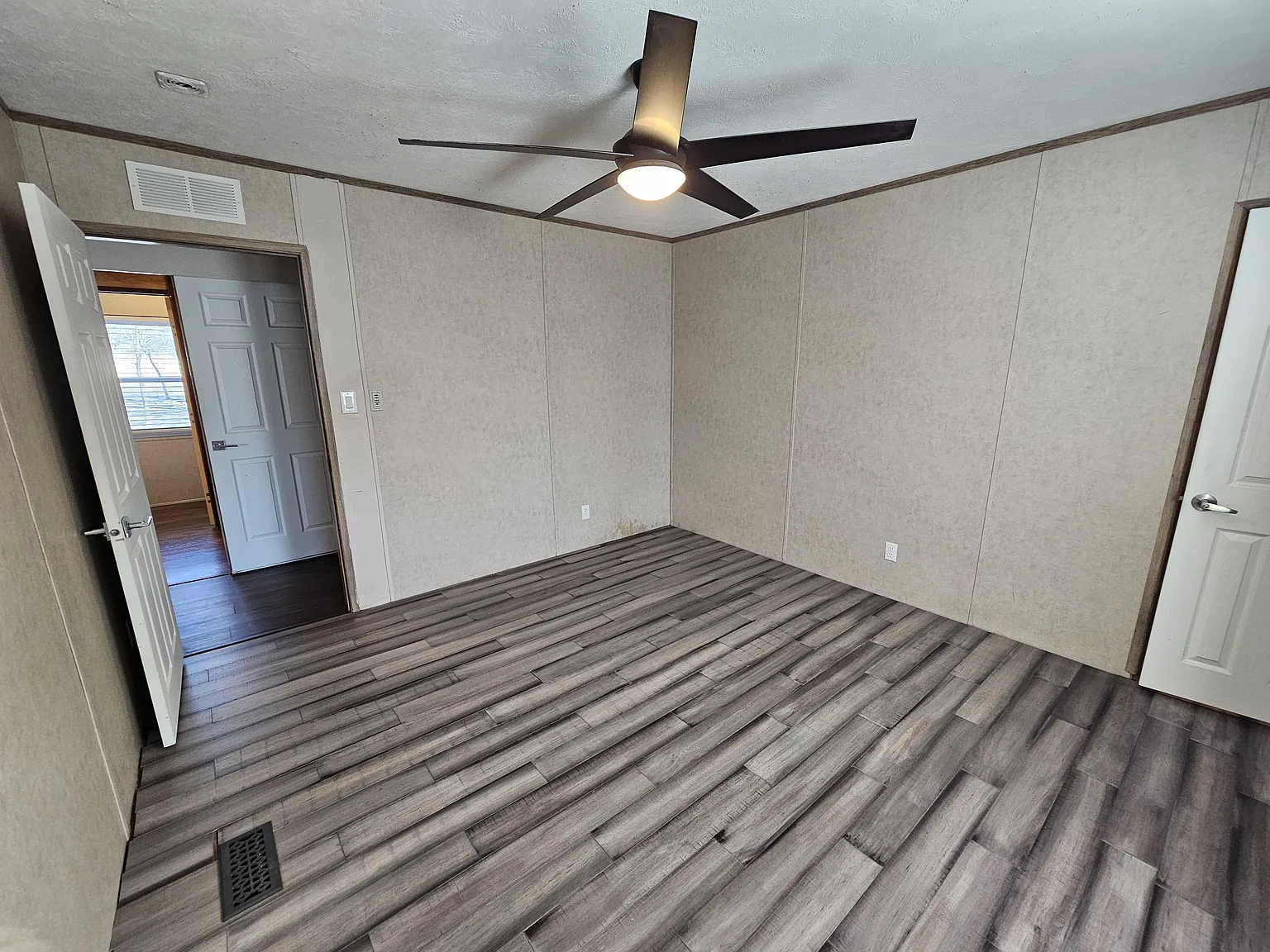 4 bed, 2128 sqft, $2,350 — Photo 3