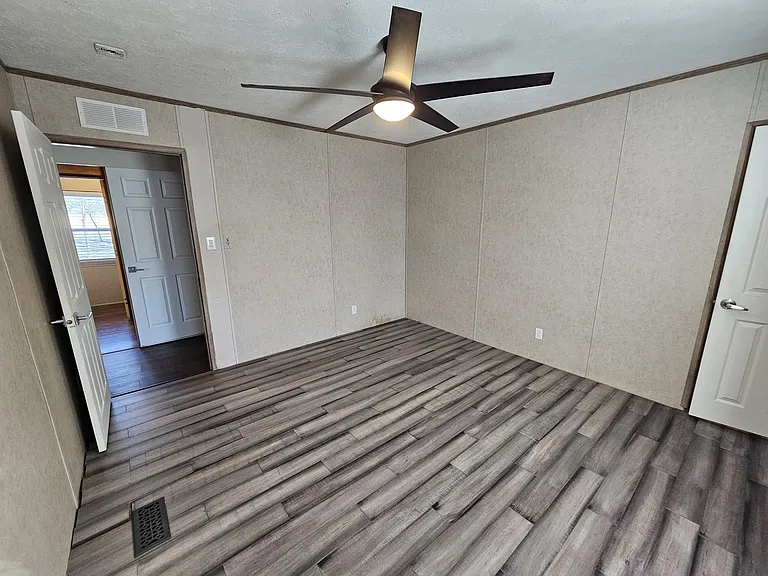 3434 Laguna Dr — Photo 3