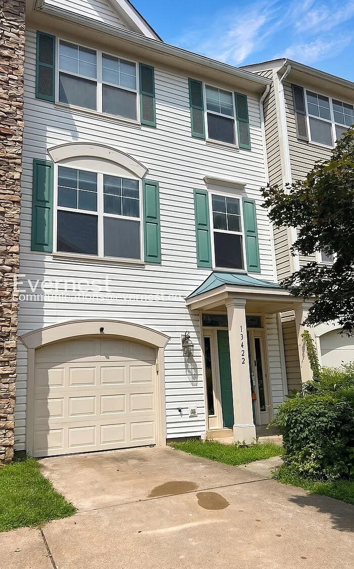 3 bed, 2.5 bath, 2300 sqft, $2,850 — Photo 1