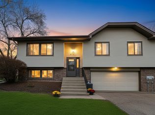 870 Sherwood Rd, Shoreview, MN 55126