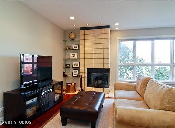 3rd image of 1446 N Wood St APT 2S