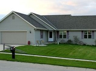 527 Island View Cir, Hustisford, WI 53034