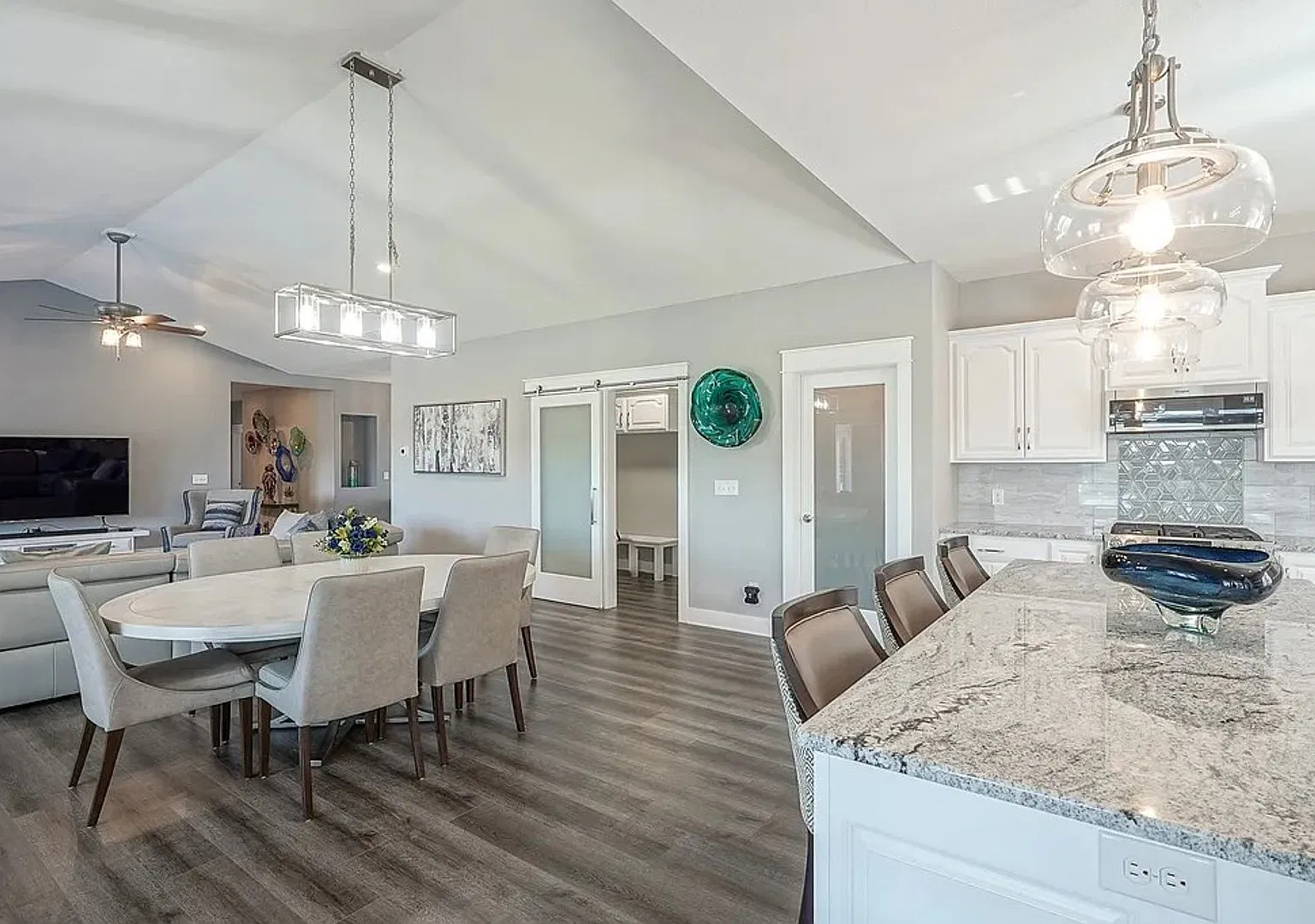 740 E Holland Drive — Photo 3