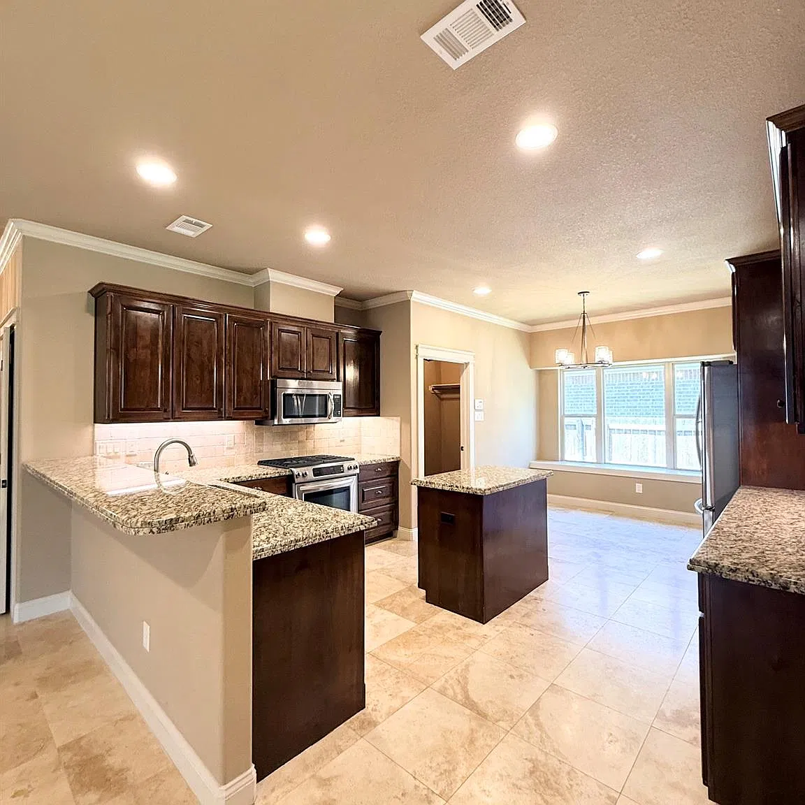 3 bed, 2.0 bath, 1828 sqft, $2,600 — Photo 3