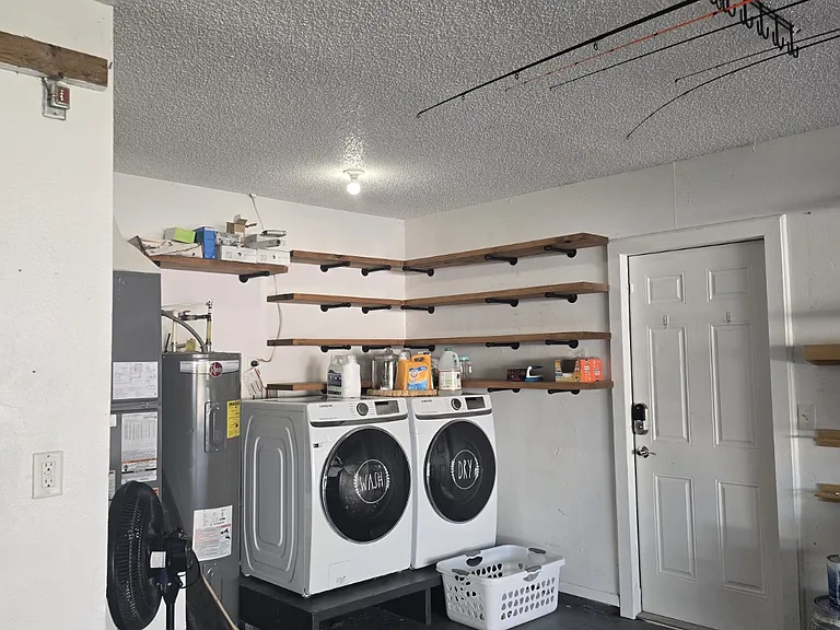 1545 Maxwell Ln — Photo 6