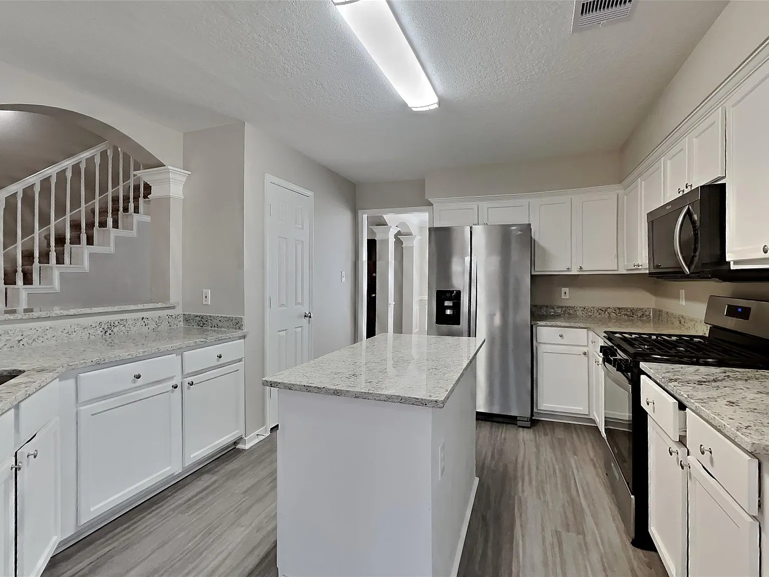 4 bed, 2.5 bath, 2573 sqft, $2,350 — Photo 4
