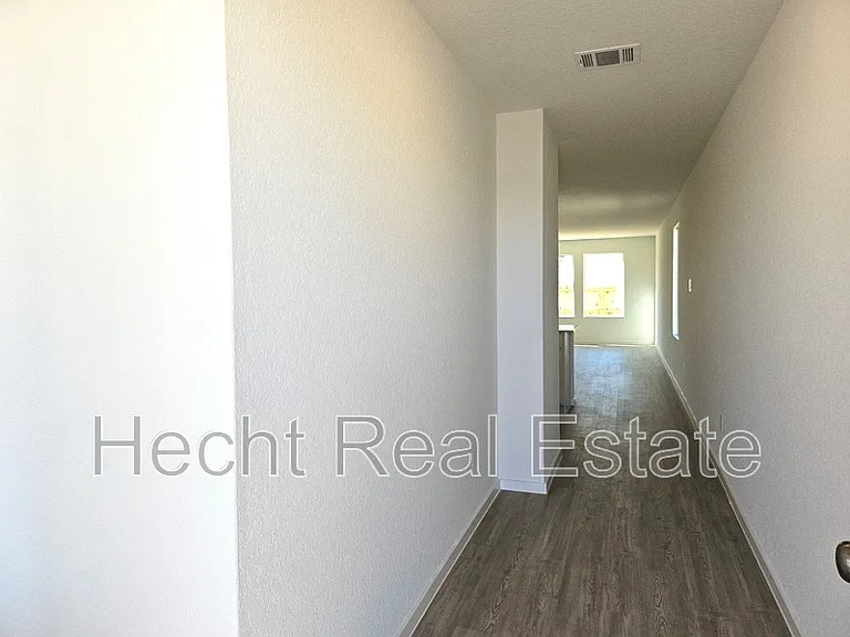 2440 Lost Creek Rd — Photo 4
