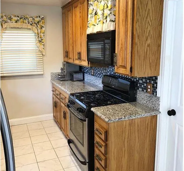 1021 W Acacia Ave — Photo 3
