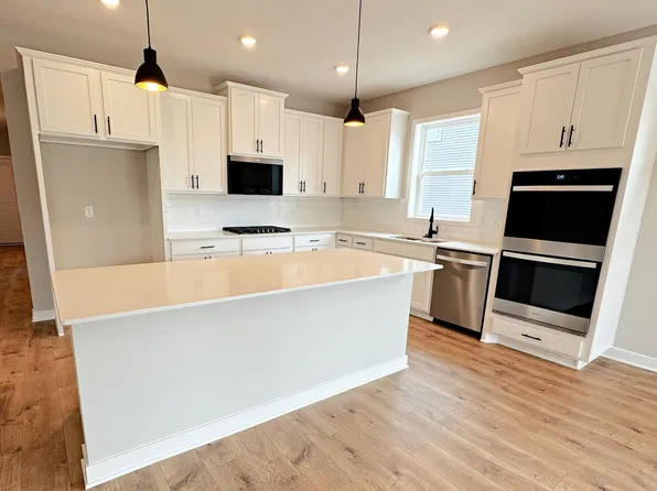 23683 Ashbury Dr, Rogers, MN 55374