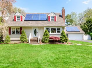 58 Pidgeon Hill Rd, Huntington Station, NY 11746