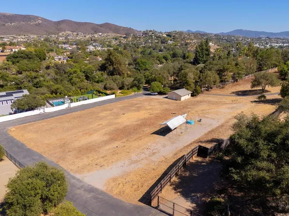 2260 Buena Creek Rd, Vista, CA 92084